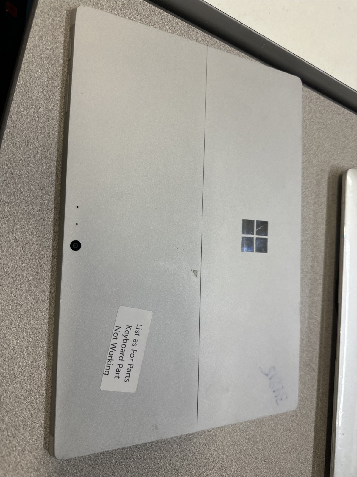 Microsoft Surface Pro 4 -i4, 4GB RAM 128GB SSD – Silver – FOR PARTS- READ DESC