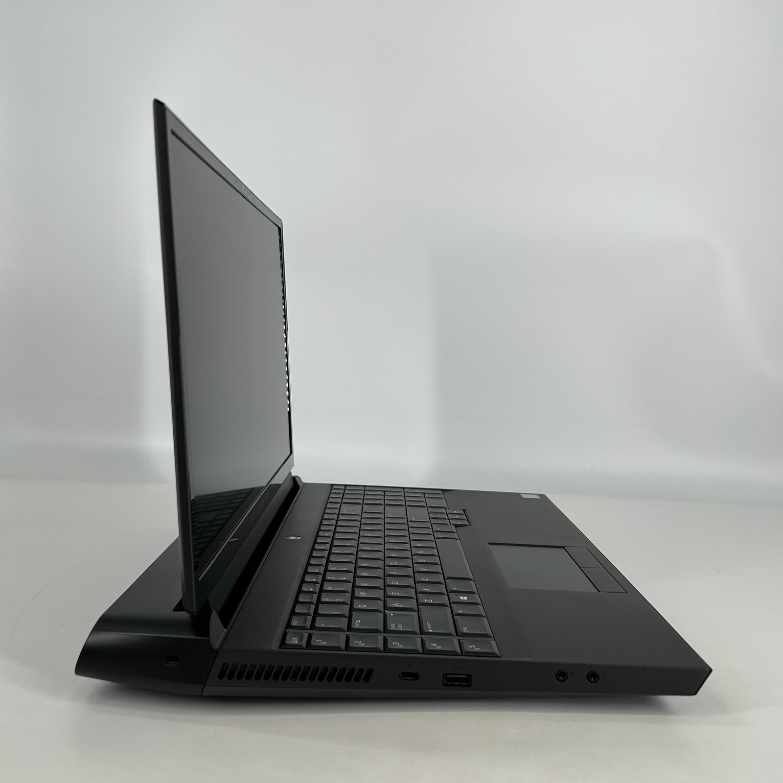 Dell Alienware Area-51m R1 17.3 FHD i7-9700 3.00GHz 32GB 256GB SSD GTX 1660 Ti