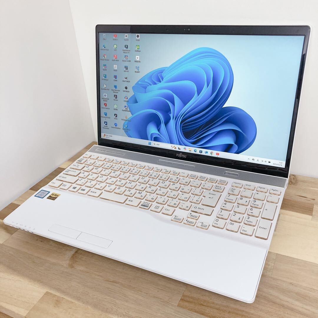 Fujitsu LIFEBOOK AH53/B3 8th generation i7 high speed SSD Notebook PC 17