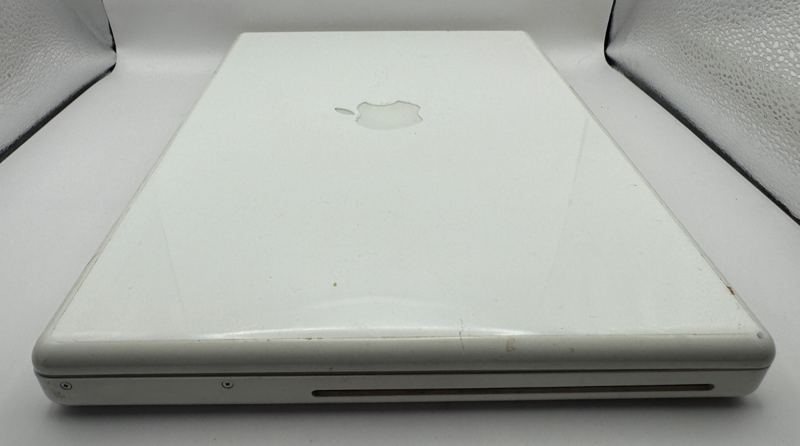 Apple 1st Gen MacBook A1181 – for Parts – No HD