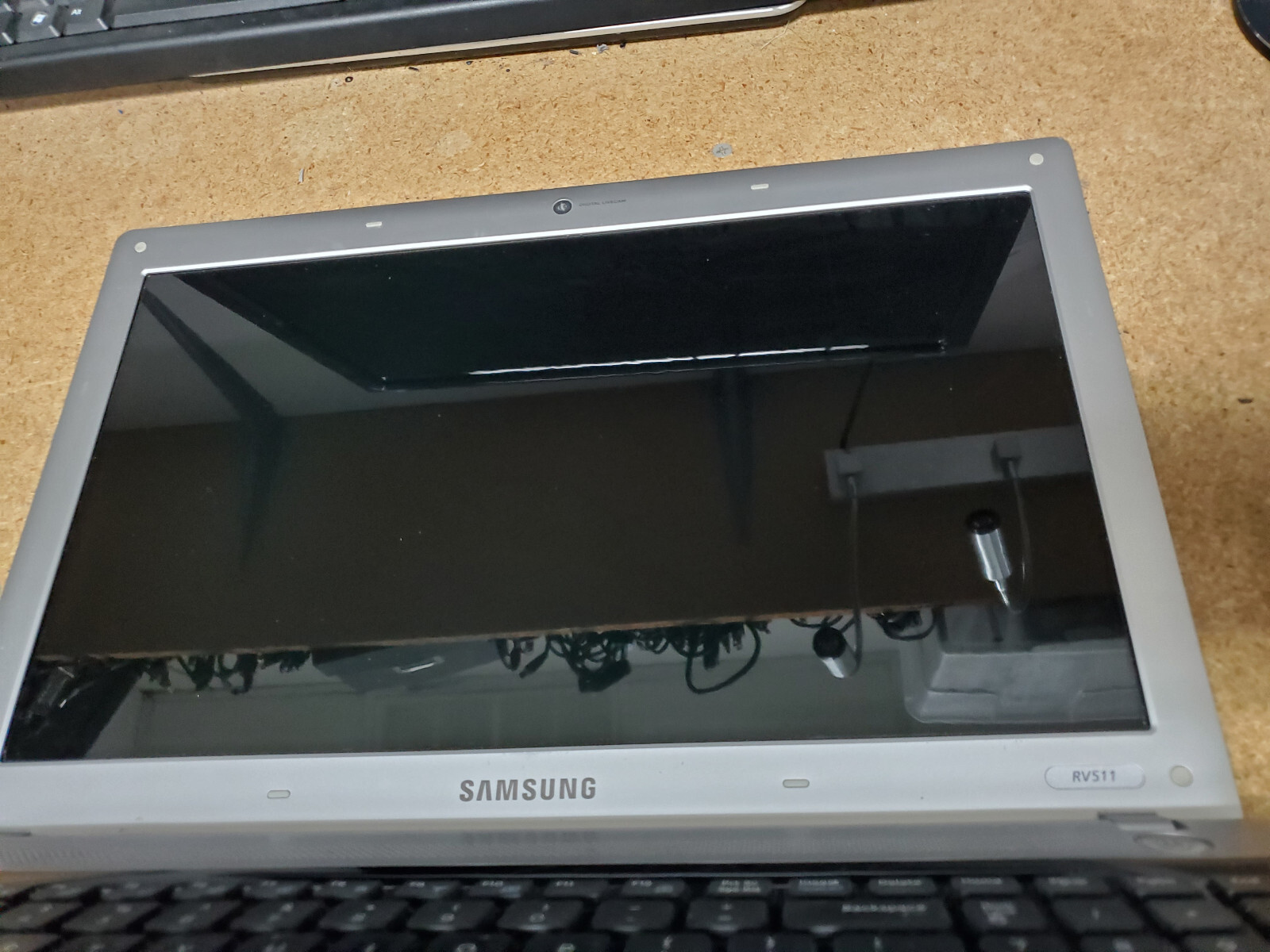 Samsung NP-RV511-A01US Laptop 15″ Intel Core i3 1st Gen READ for parts