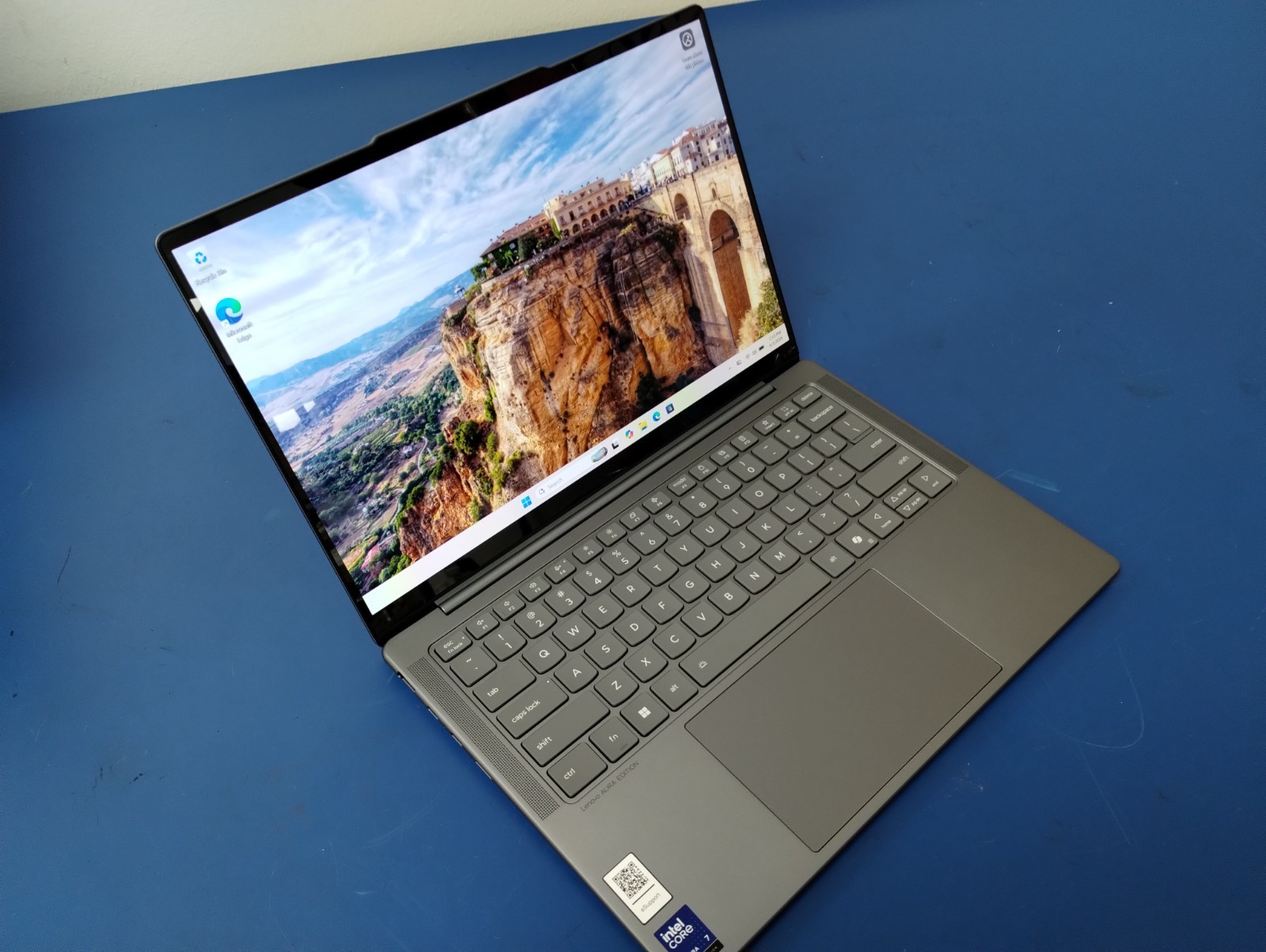Lenovo Slim 7 14ILL10, Intel Core Ultra 7 258V, 2.20 GHz, 32 GB RAM, 1 TB NVMe