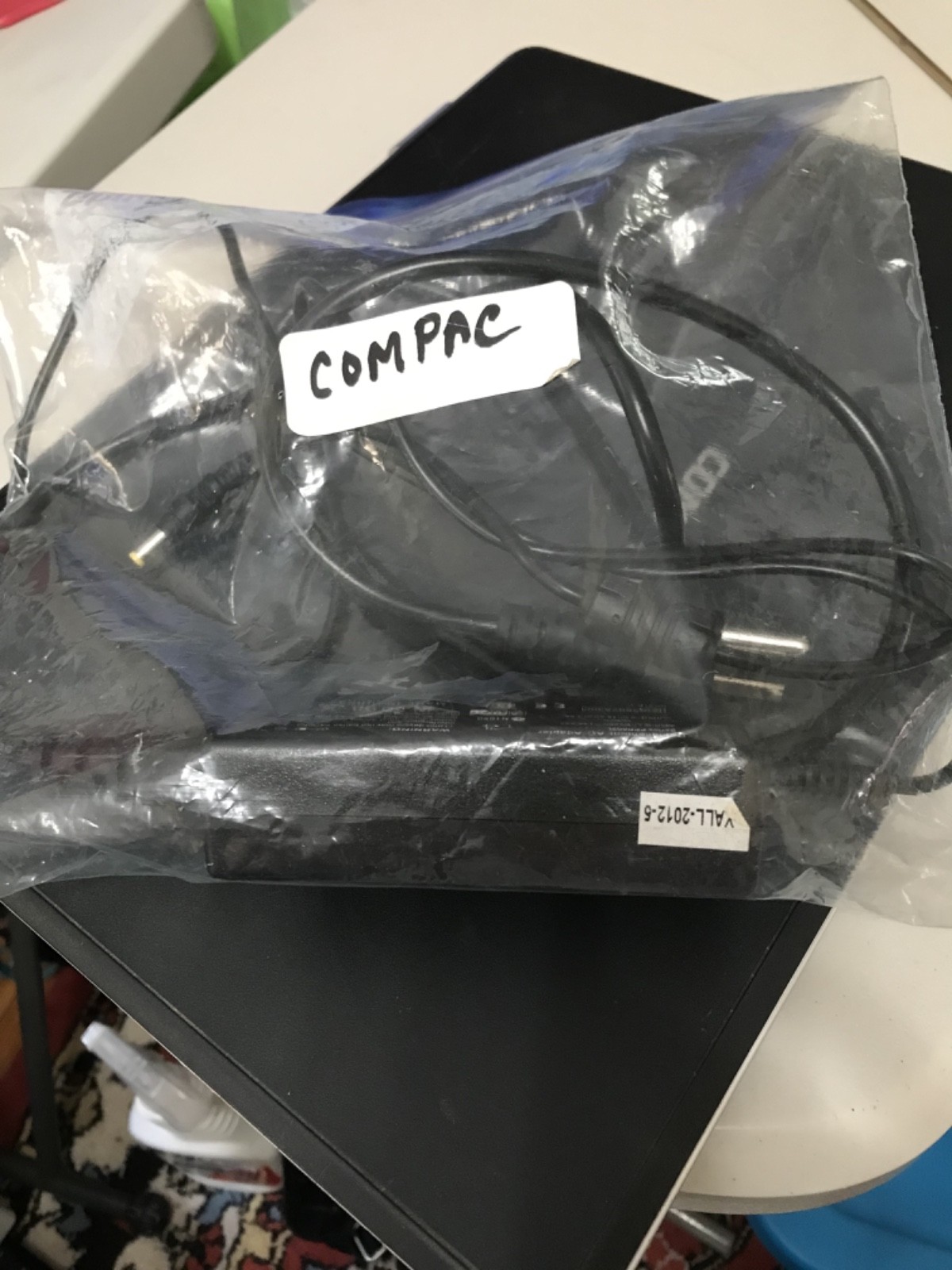 COMPAQ PRESARIO V4000 WITH CHARGER AND MANUAL AND EXTRA DISC DRIVE