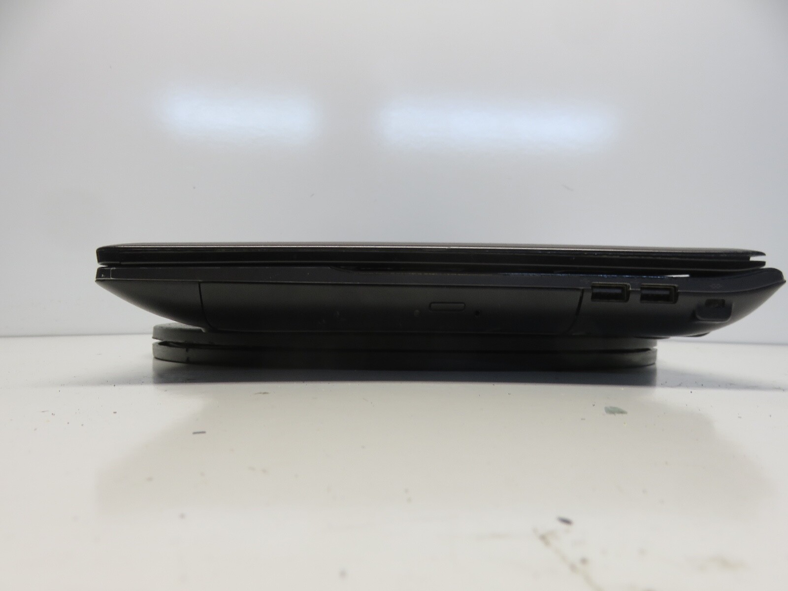 Samsung NP300E5A Intel i3-2330M 2.2GHz 4 GB NO HDD No Batt READ