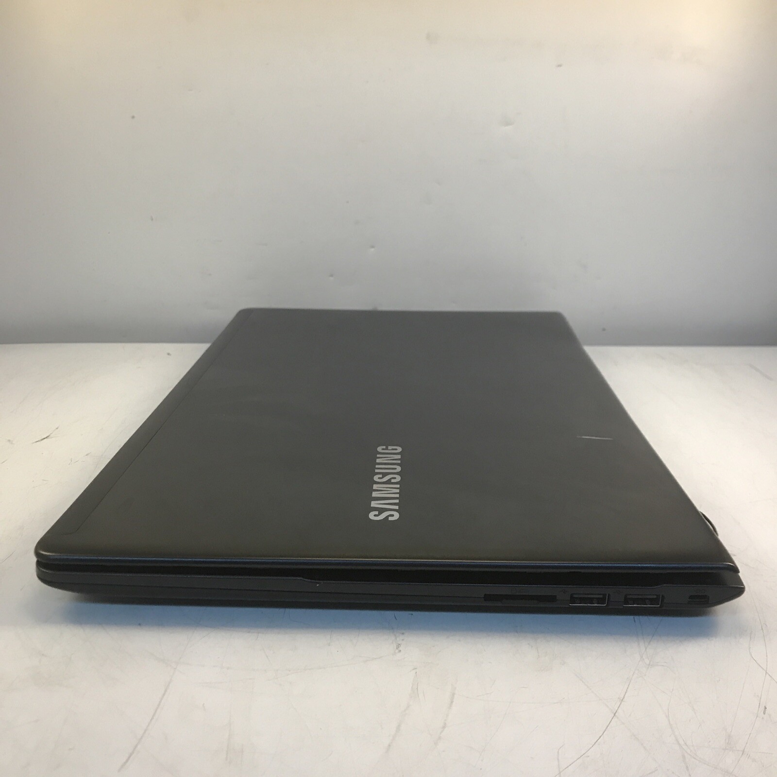 Samsung NP470R5E 15.6″ unknown cpu 4GB No HDD No power missing screen for parts