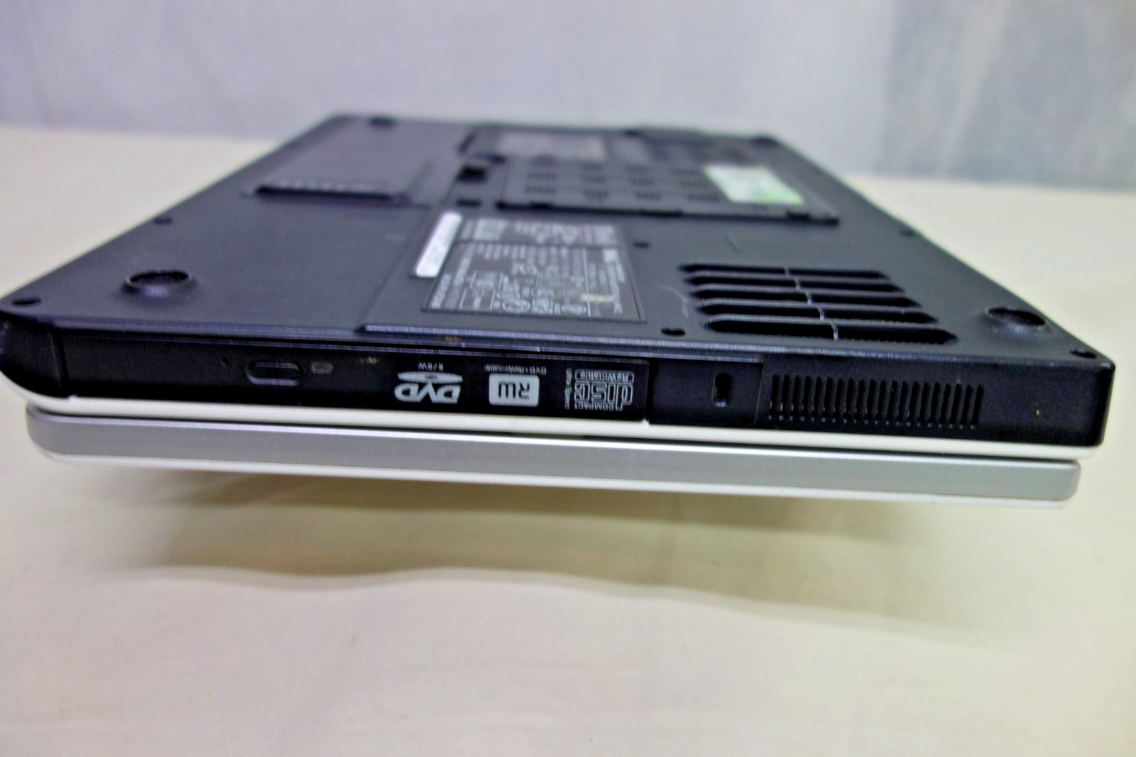 Inspiron 6400 15.4in Core 2 Duo 2 GHz 6G ram no HDD no charger for parts repair