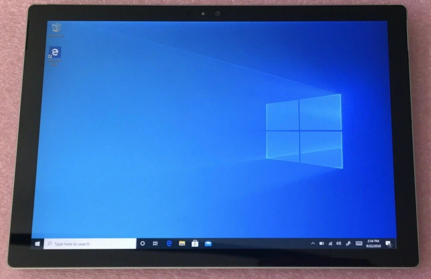 Lot 5: Microsoft Surface Pro 5 – 12.3″ Touch – M3-7Y30 – 4GB RAM – 128GB SSD