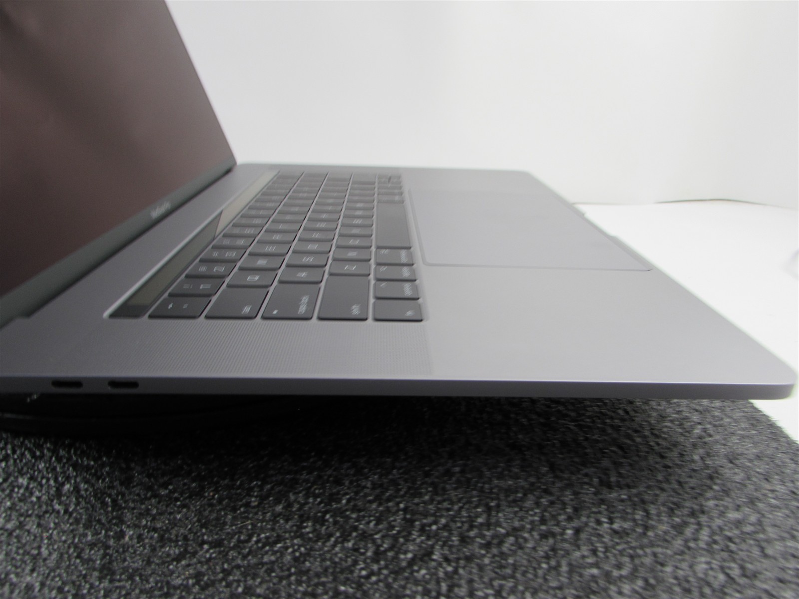APPLE MACBOOK PRO A1707 2880X1800 I7-7700HQ 256GB SSD 16GB RAM AMD GPU NO O.S
