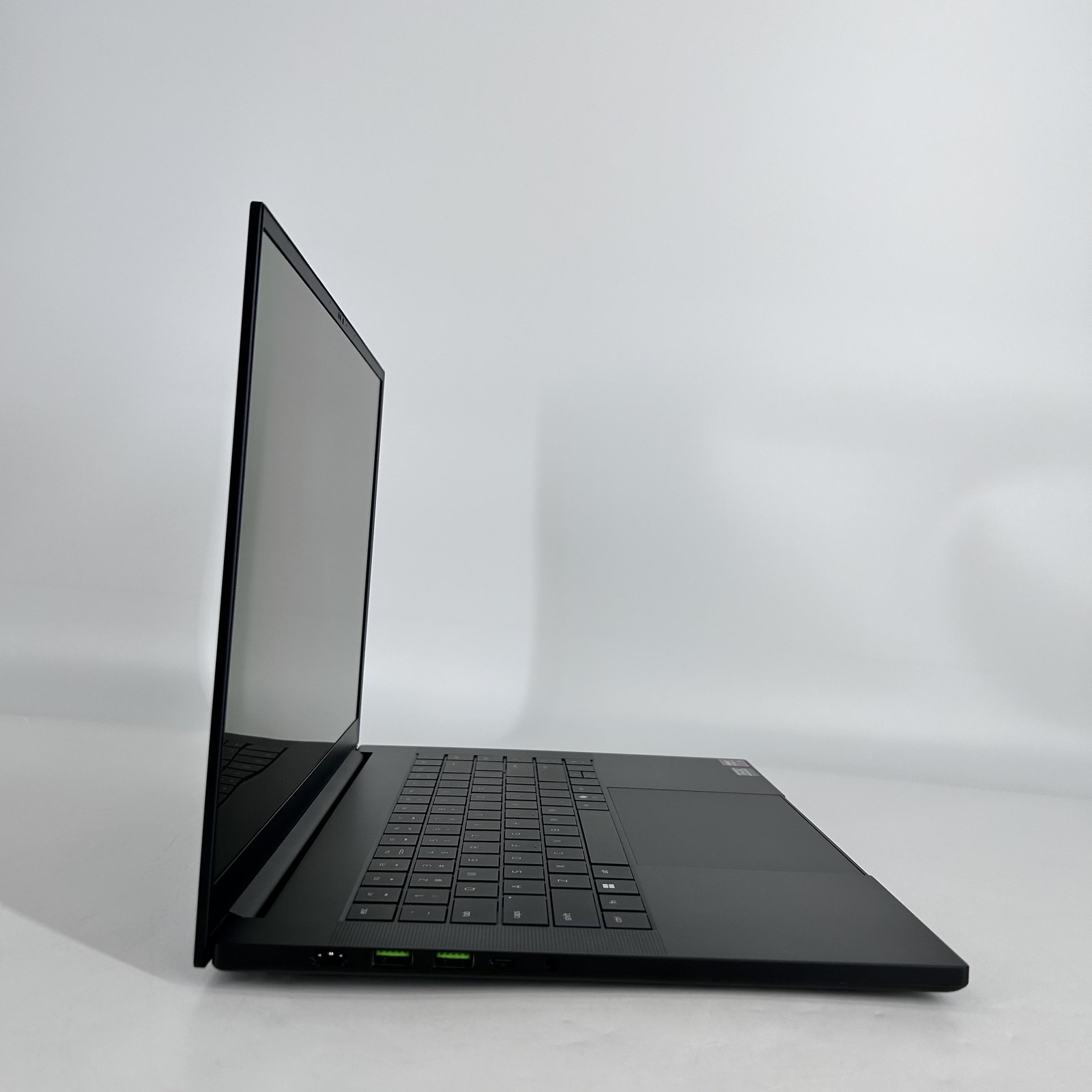 Razer Blade 16 240Hz QHD+ 2025 2.0 GHz Ryzen AI 9 365 16GB 1TB SSD RTX 5060