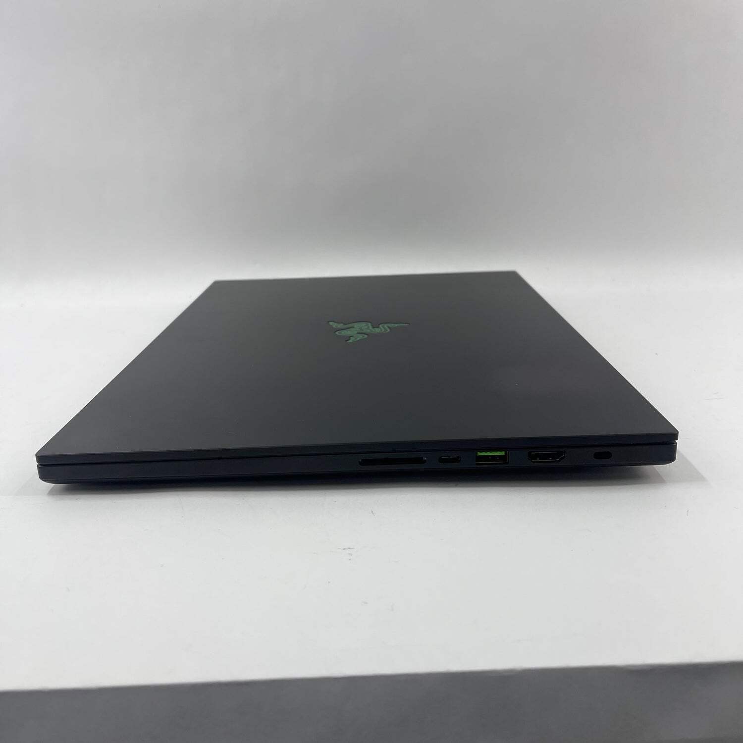 Razer Blade 16 RZ09-0528 Ryzen AI 9 365 32GB RAM 1TB SSD GeForce RTX 5070 Ti
