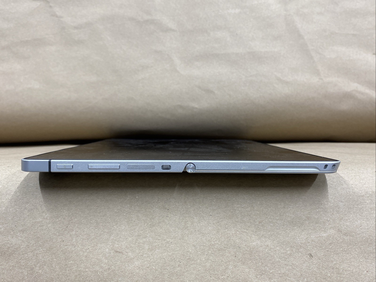 HP x2 1012 G1 – 12″ FHD – m7-6Y75 – 8GB – 256GB SSD – Win 10 Pro – Bad Battery