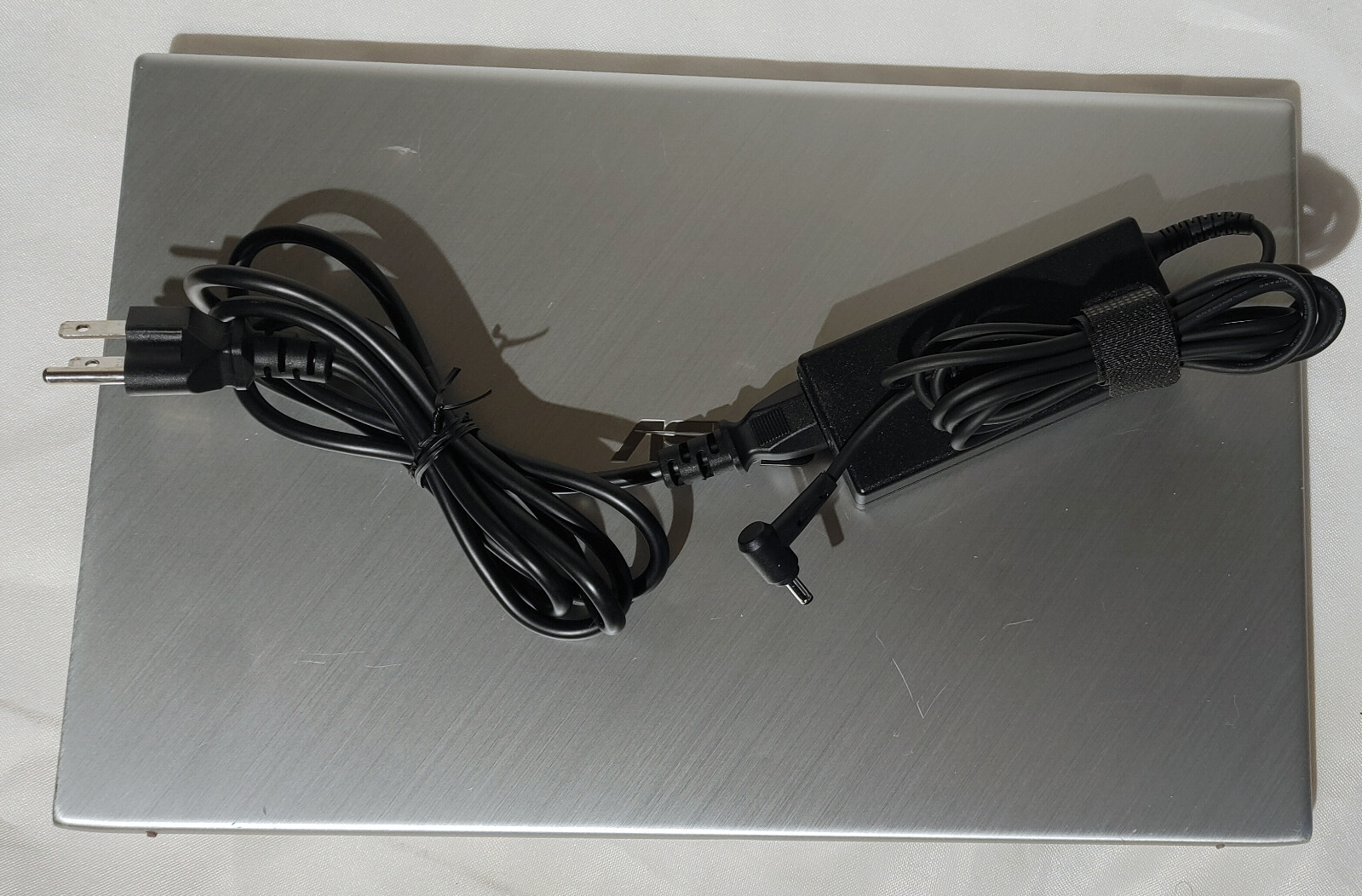 Asus VivoBook x512, Intel i5-10210U, 8GB 512GB, MX 250, Dents. Re-freshed #1-1