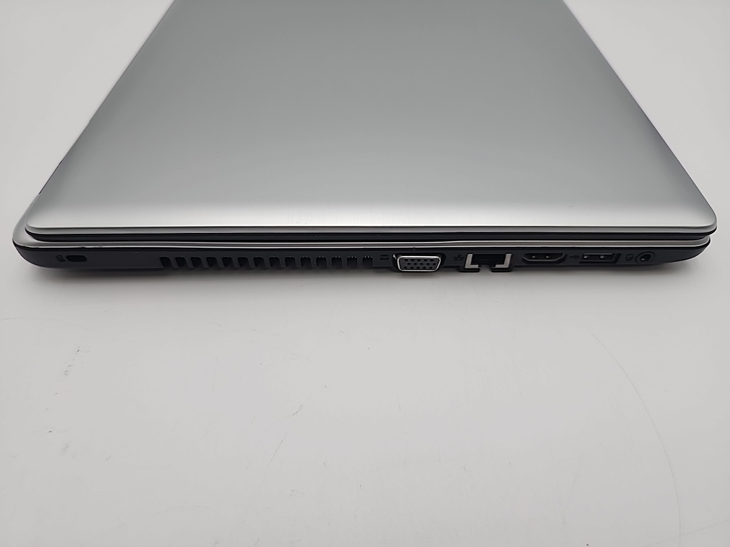 Acer Aspire V3-572P-326T 15.6″ Touch Laptop i3-5005U@2.00GHz 8GB RAM 300GB SSD