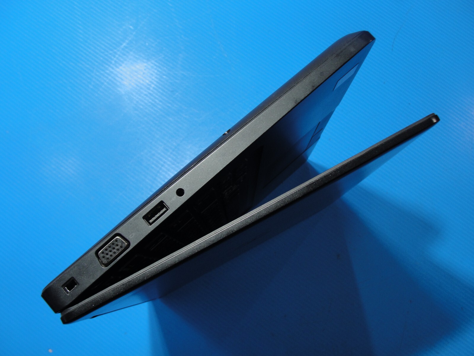 Dell Latitude 5480 14”HD+ Intel Core i7-7820HQ 2.9GHz 16GB 256GB SSD + Charger