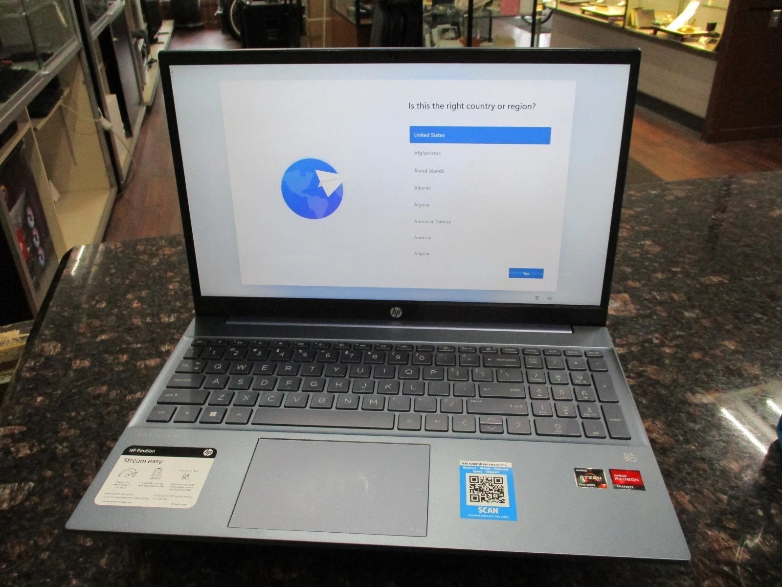 HP 15.6″ Touchscreen Ryzen 7 Pro 5700U, 16GB RAM 512 GB****Great