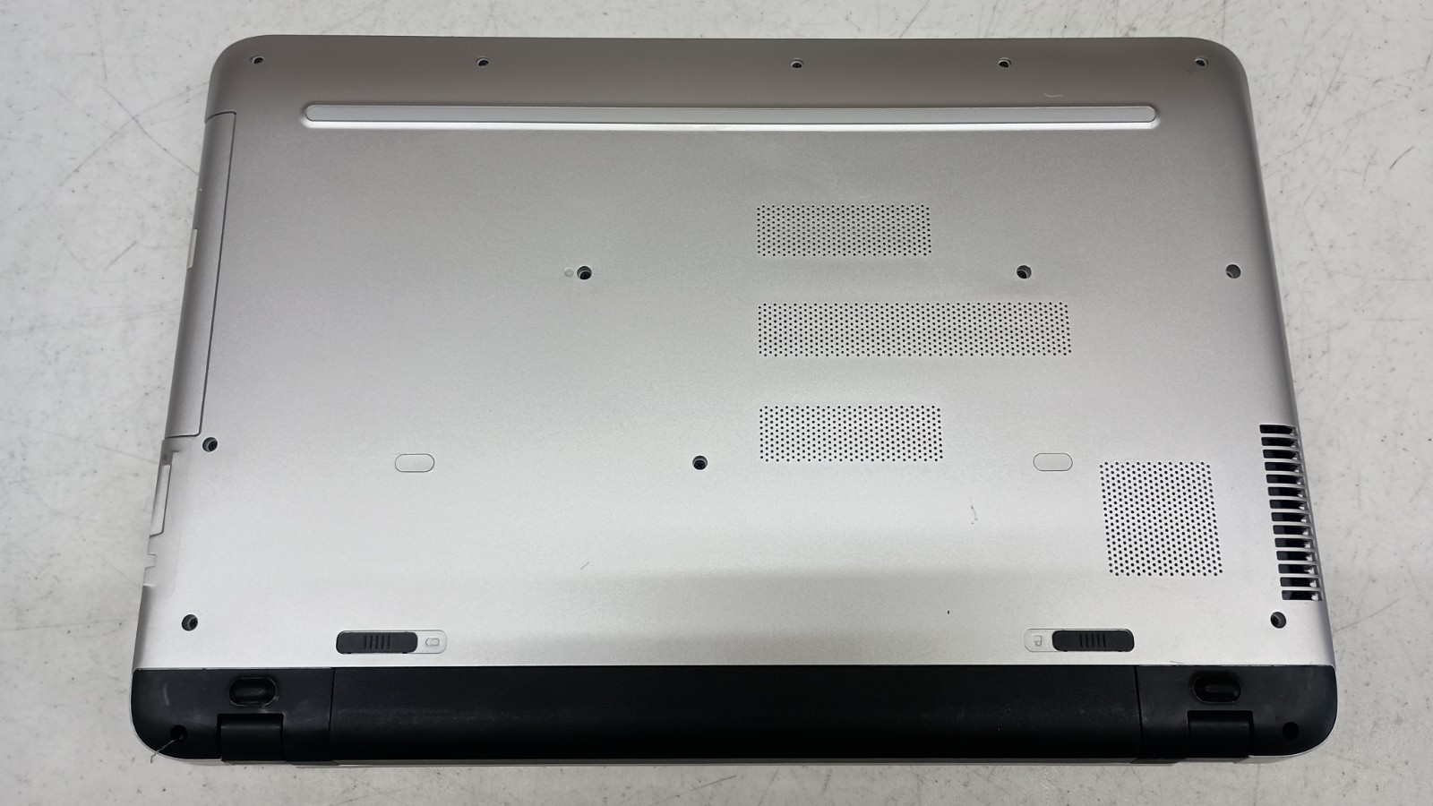 HP ENVY 17-s017cl Touchscreen Laptop (Intel Core i7-6500U, 8GB RAM, DVD, READ)