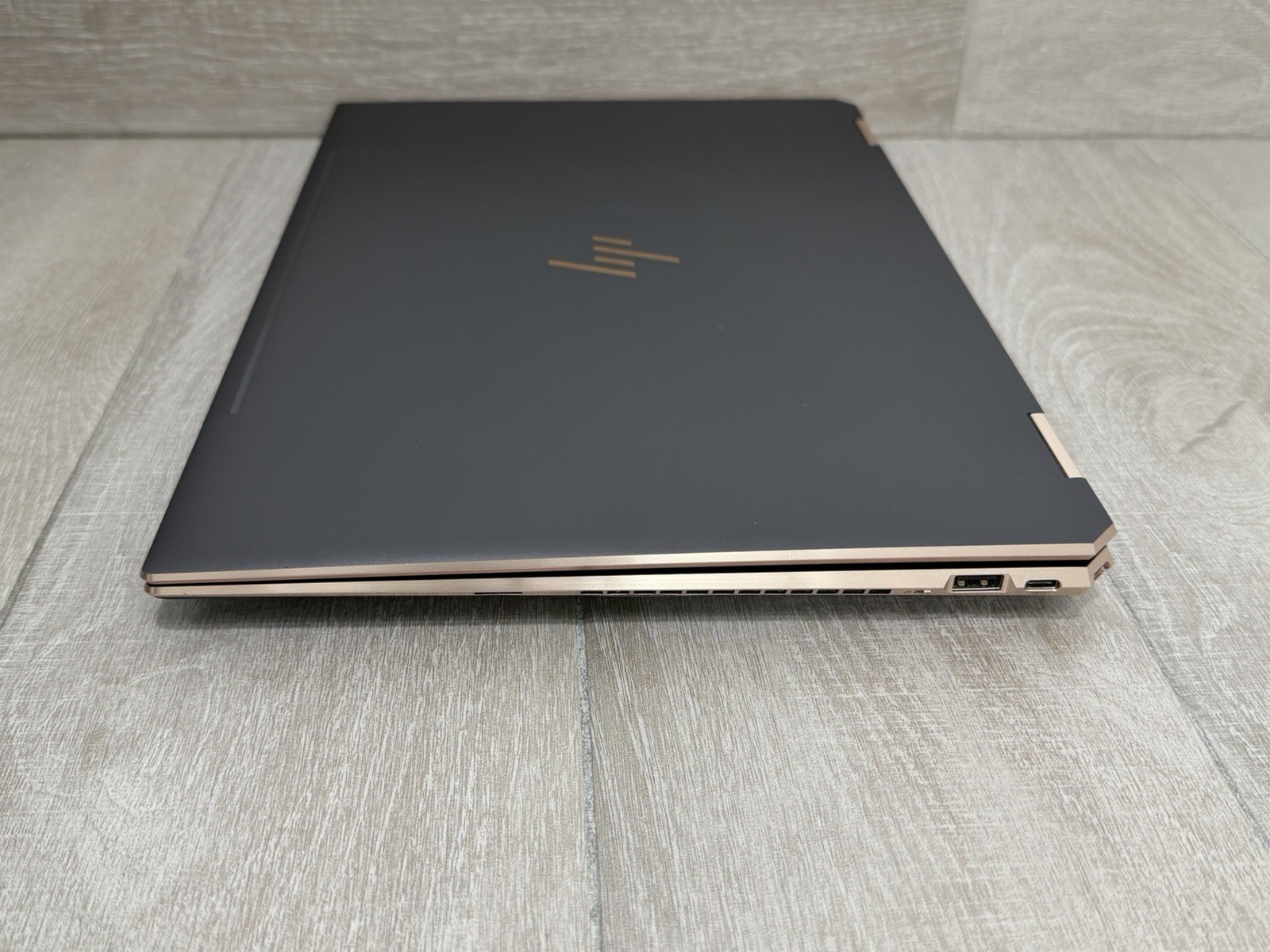 HP Spectre 15-DF1033DX 15.6″ 4K Touch Core i7-10510U GeForce MX250 8GB RAM 512GB