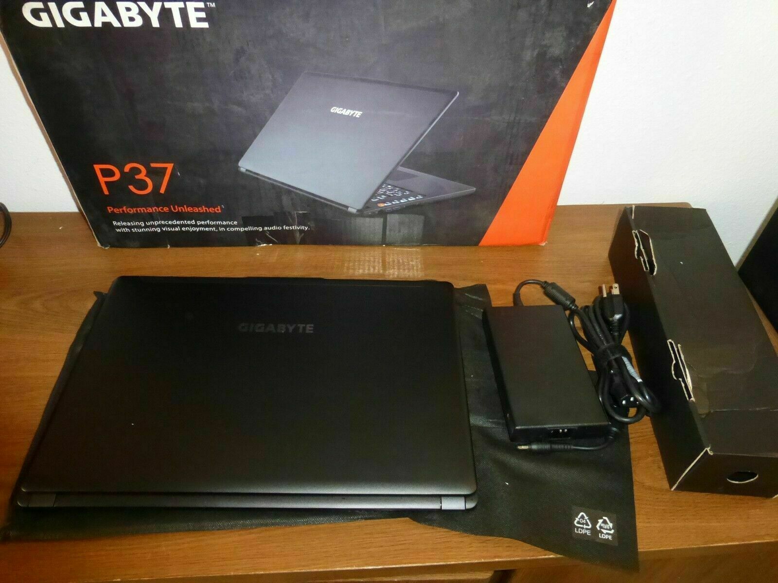 Gigabyte P37XV6-PC4K4D P37X v6 Laptop i7-6700HQ 16GB 512gb+1tb Geforce Gtx 1070