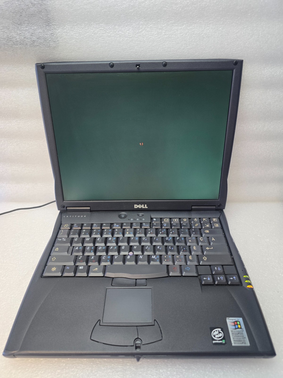 Dell Latitude C600 Laptop Windows 2000 Powers On PIII w/ Charger Parallel/S Port