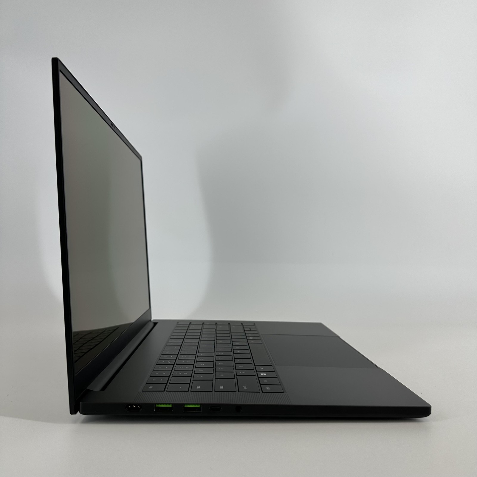 Razer Blade 16 QHD+ 2025 2.0 GHz Ryzen AI 9 365 32GB 1TB SSD RTX 5070 Very Good