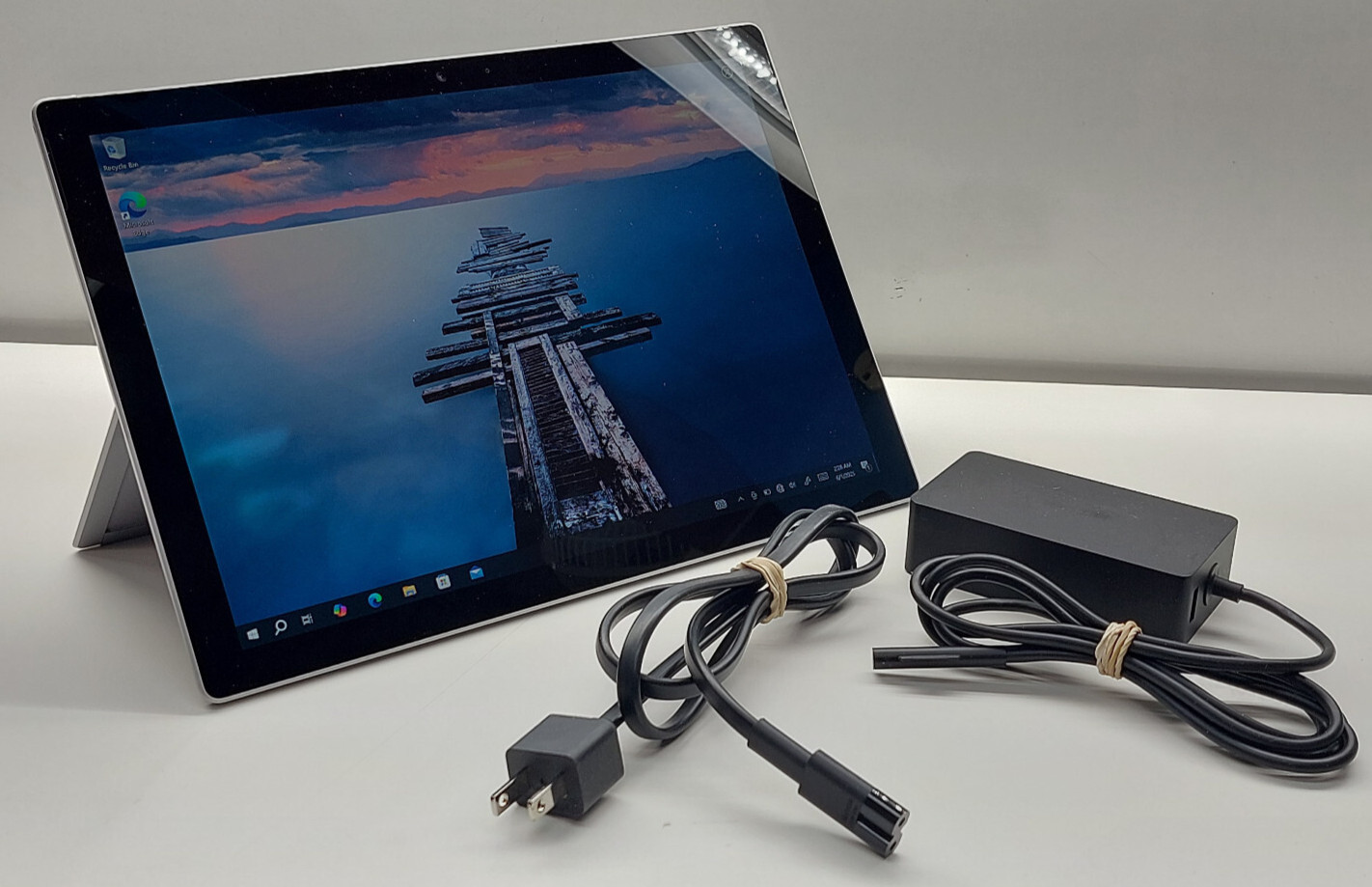 Microsoft Surface Pro 6 1796 i5-8350U 1.7GHz 128GB 8GB RAM w/ 127W Power Adapter