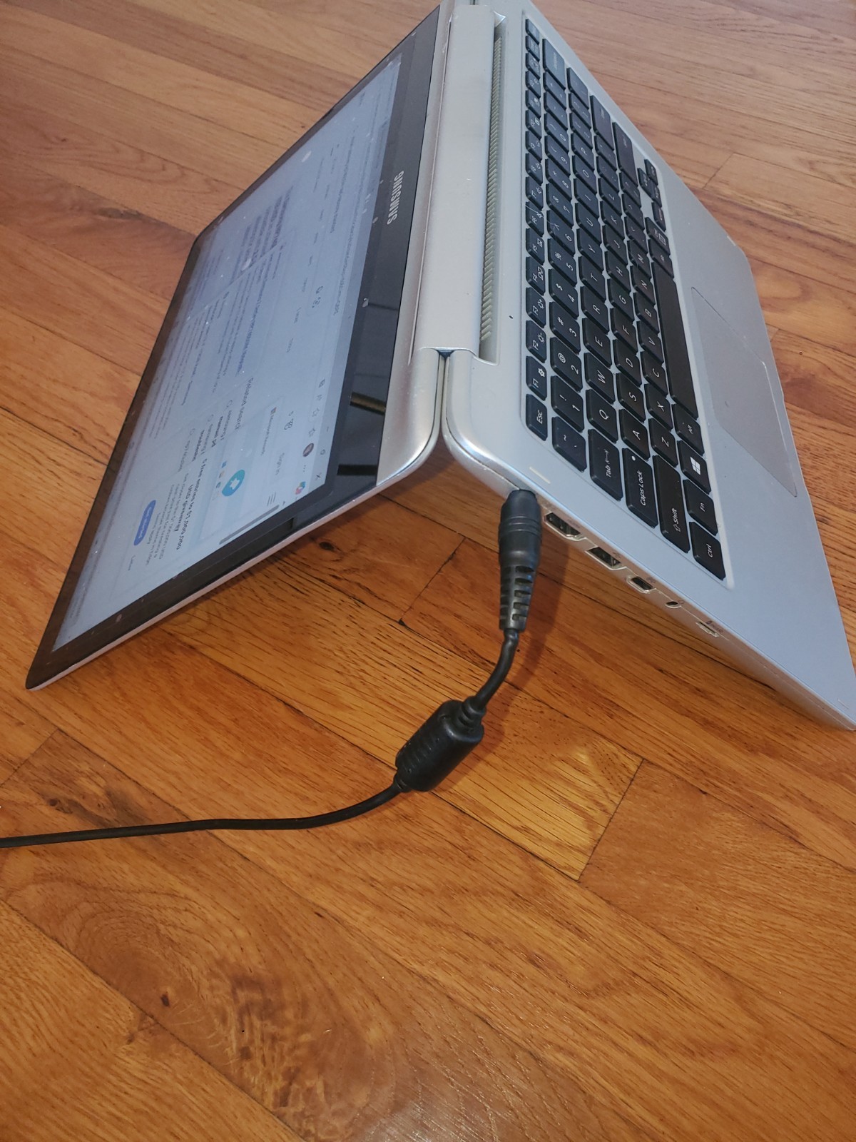 Samsung Notebook 7 Spin 13.3″ Touch Laptop (Intel i5 12 GB RAM) NP740U3M