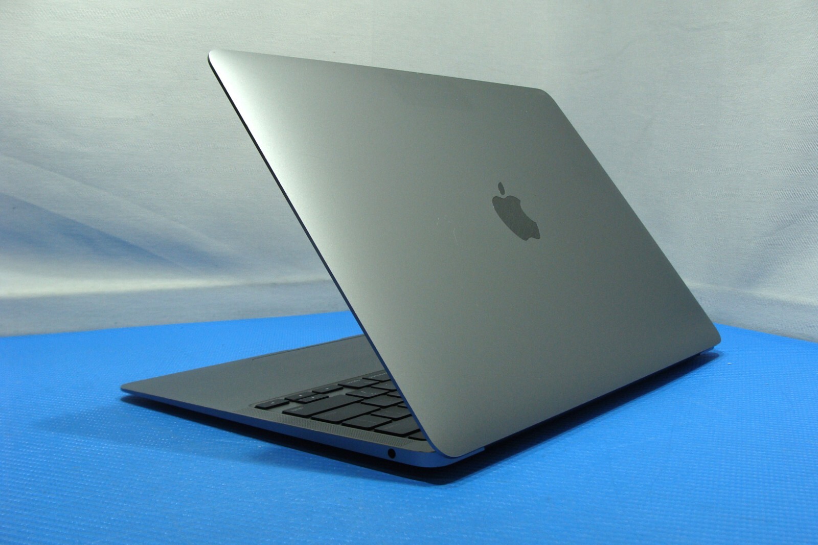 Apple MacBook Air A2337 13.3″ M1 2020 8CPU/7GPU 8GB 128GB MGN63LL/A +Charger