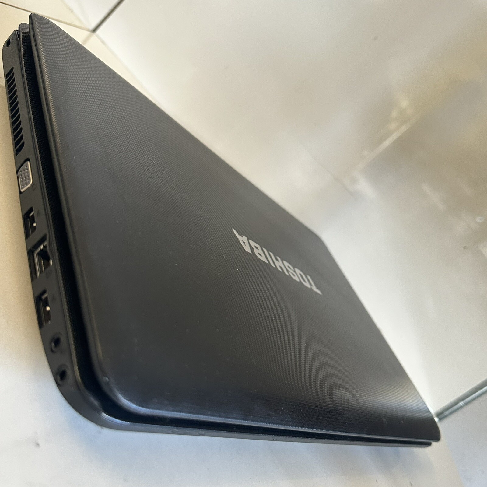 15.6” Toshiba Laptop C655-S5082 Celeron 2.20GHz 2GB RAM 300GB HDD For Parts