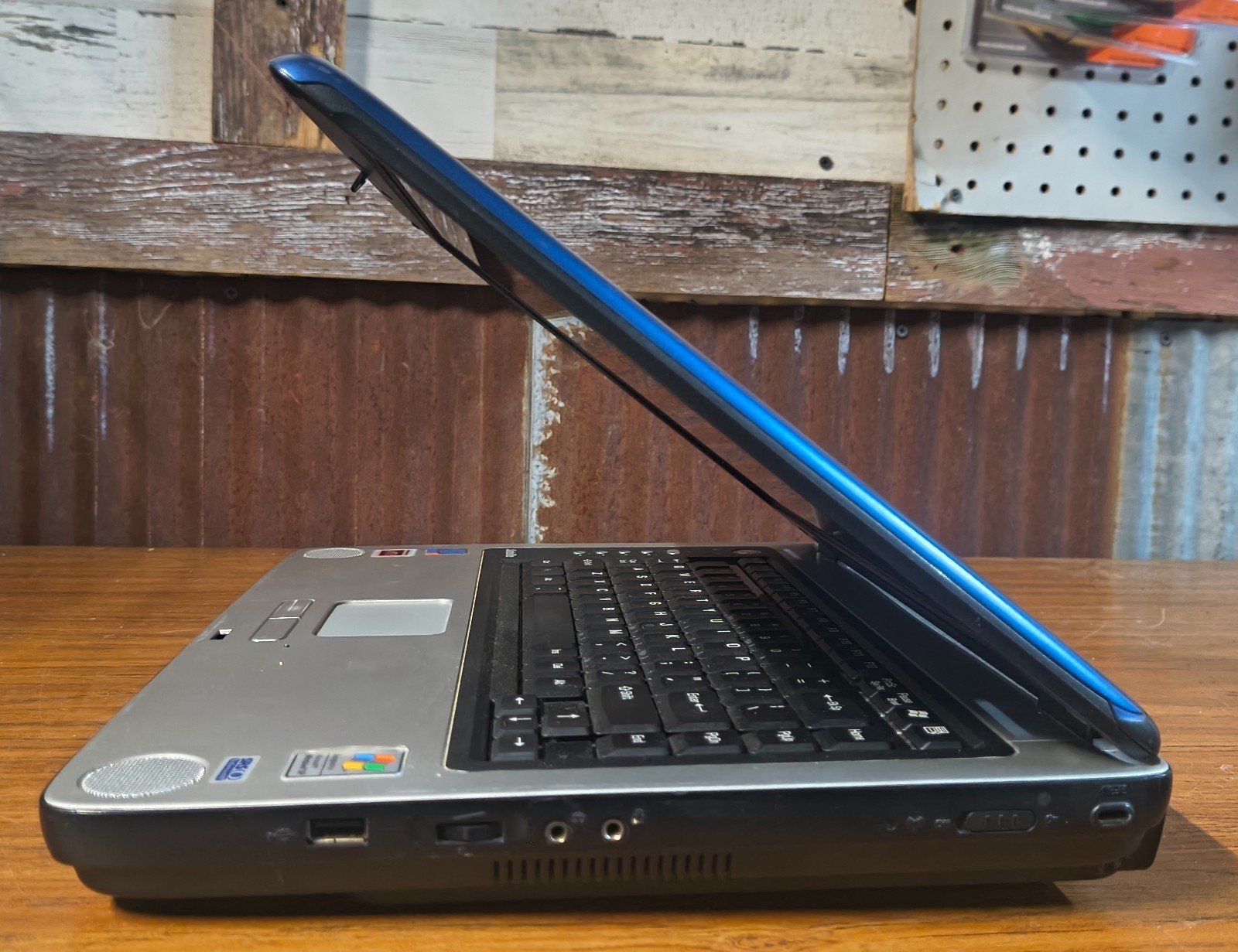 Toshiba Satellite A75-S213 (WinXP / Pentium 4 / 1GB / 100GB / DVD) + Charger