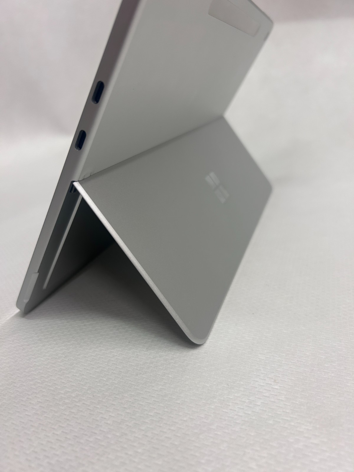 Microsoft Surface Pro 12″ 2025 – Snapdragon X Plus – Kickstand issue, No Acc