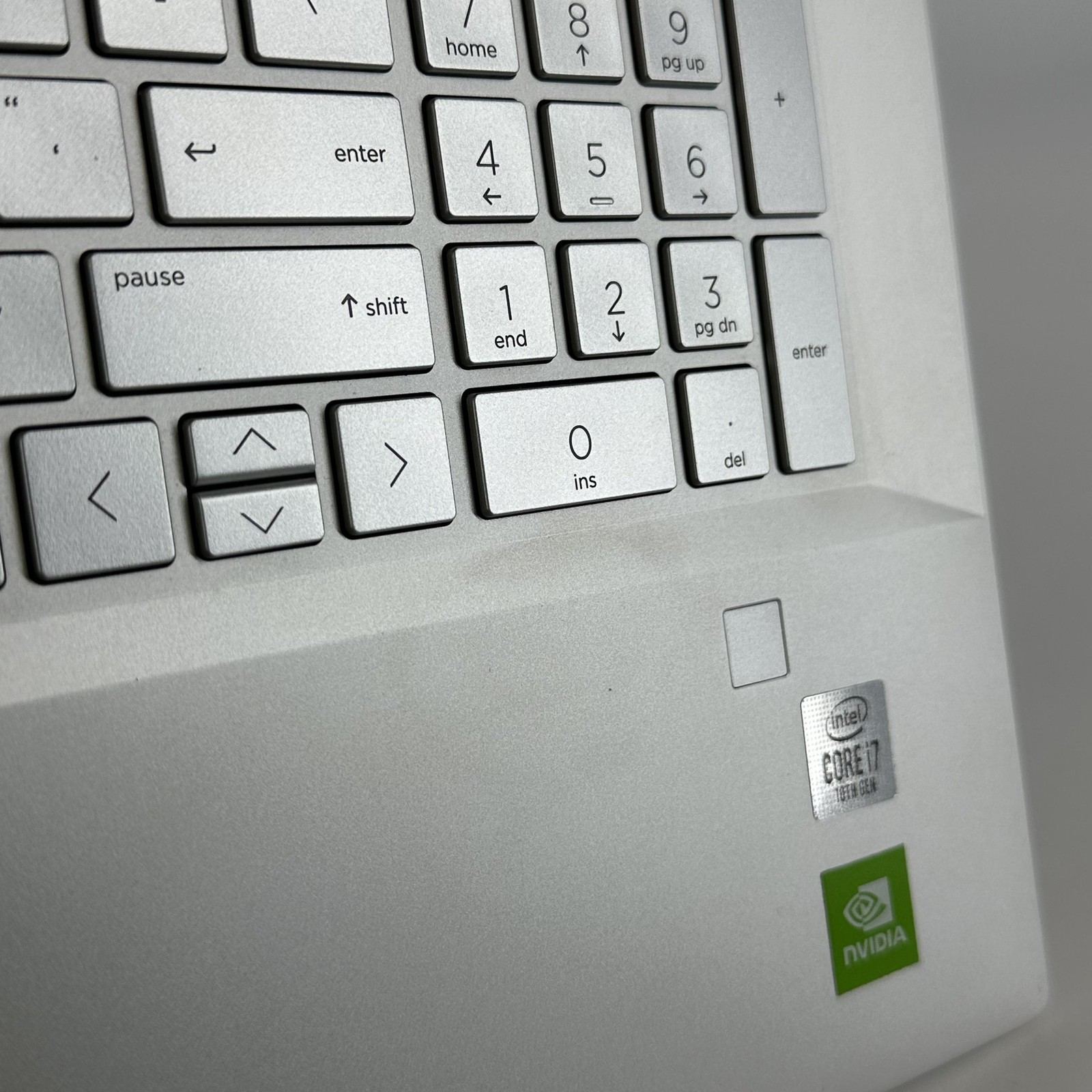 HP Envy 17 Silver FHD i7-10510U 1.80GHz 32GB 1TB SSD MX250 Good