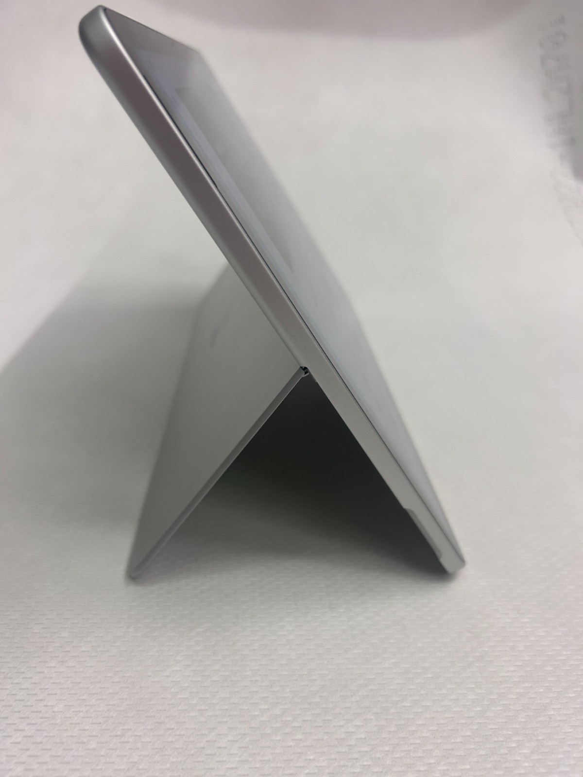 Microsoft Surface Pro 12″ 2025 – Snapdragon X Plus – Kickstand issue, No Acc