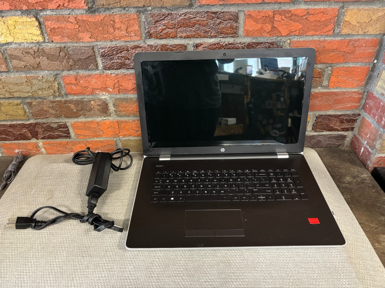 HP Laptop 17-ak0xx