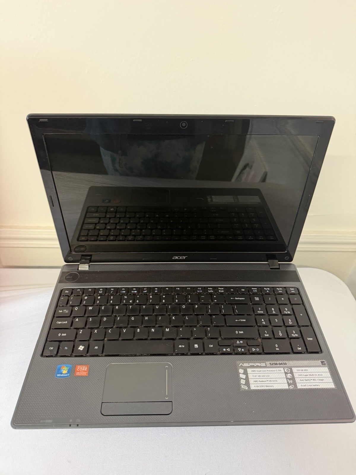Acer Aspire 5250-0450 Laptop – Good Screen – AMD-E350 – RAM 4 GB – Read Des