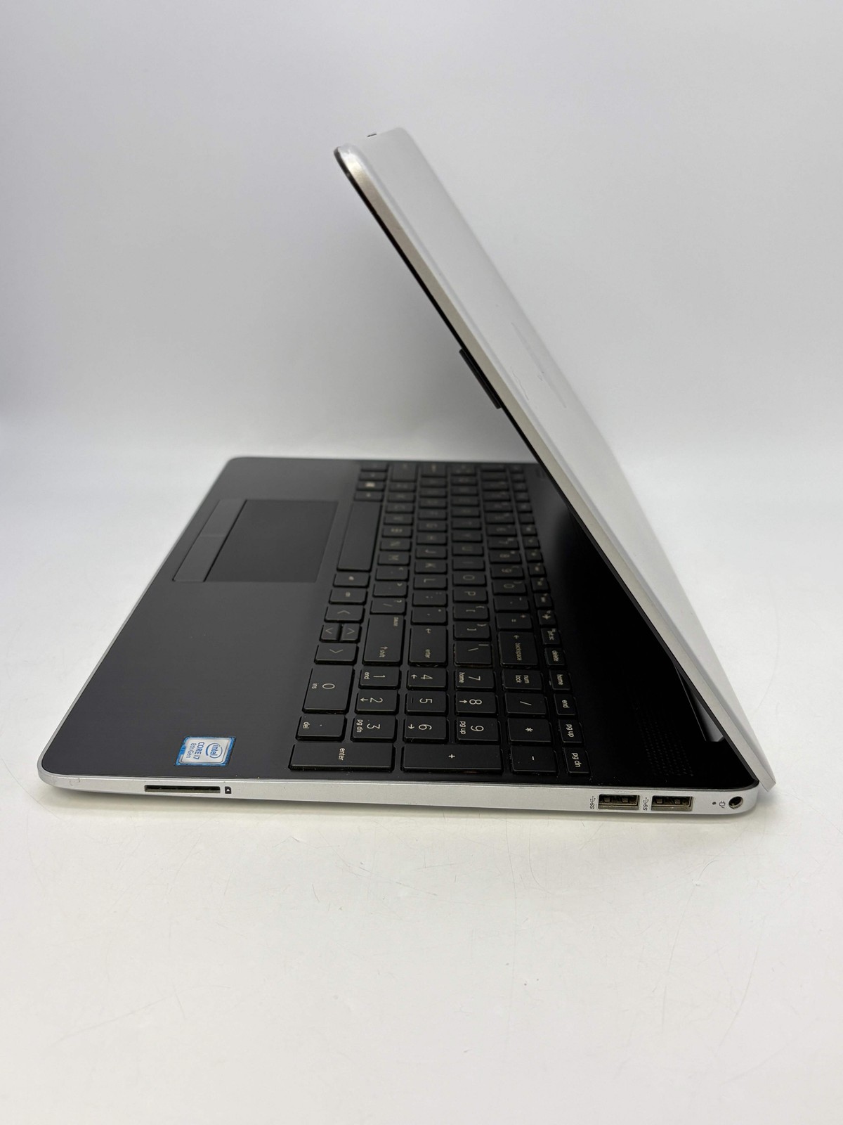 HP 15-DW007NR Intel Core i7-8565U 8GB RAM 512GB SSD – Cracked plastic bezel