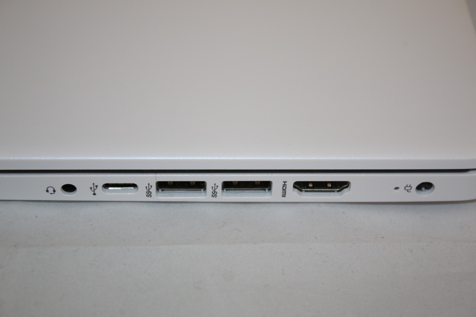 HP Laptop (snowflake) w/ charger (64 gb hard drive, 4 gb ram) 14-DQ0002DX