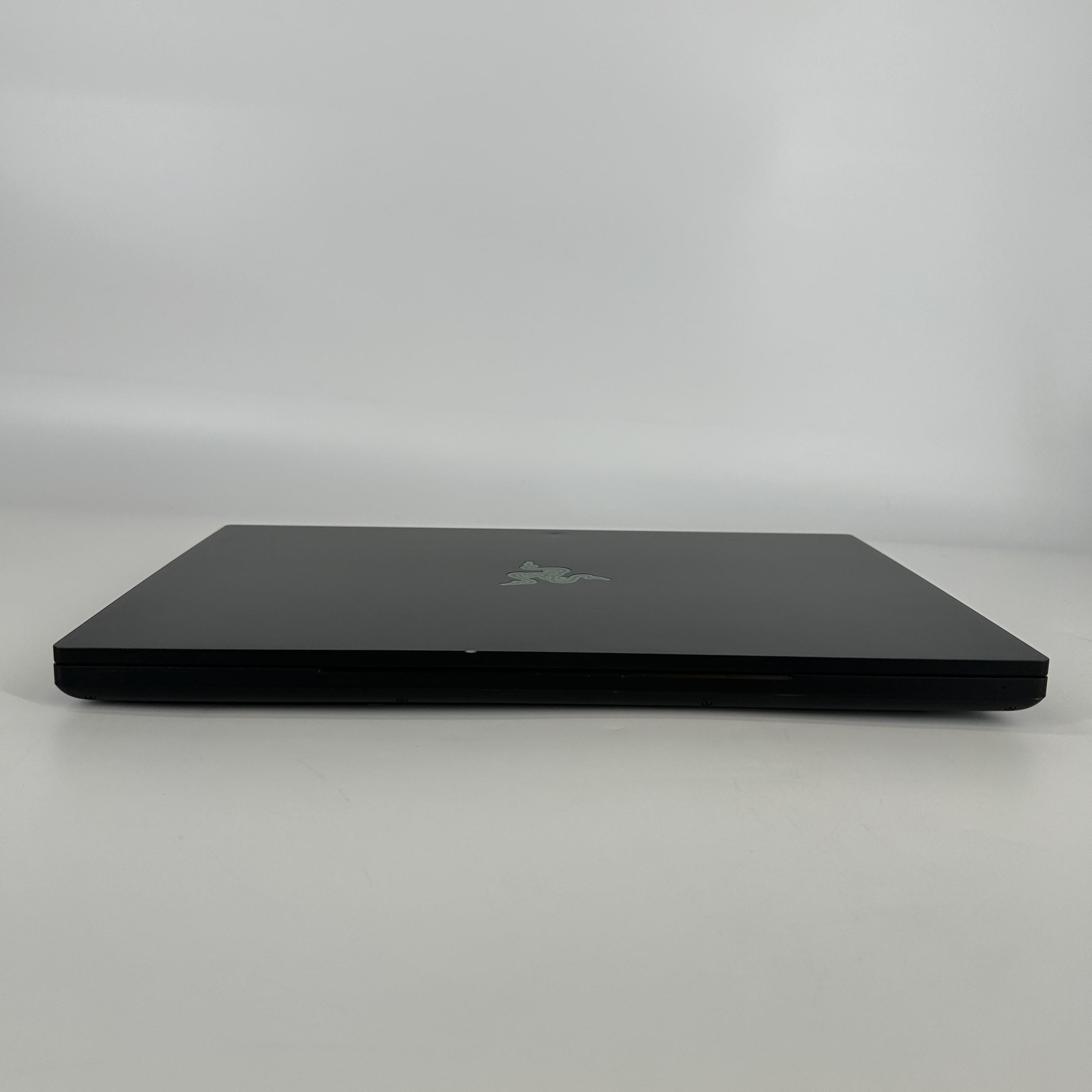 Razer Blade 16 240Hz QHD+ 2024 2.2 GHz i9-14900HX 32GB 2TB SSD RTX 4090 Good