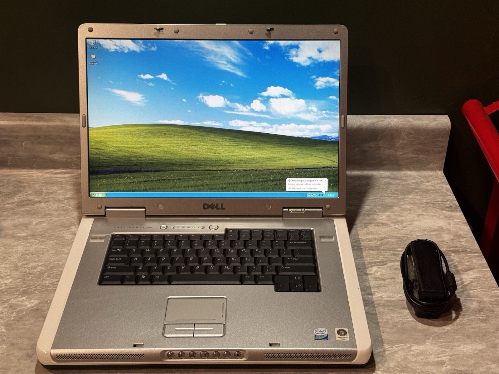 Dell Inspiron E1705 Laptop Intel C2D T7200 2GHz 2gb RAM 120gb HDD Windows XP