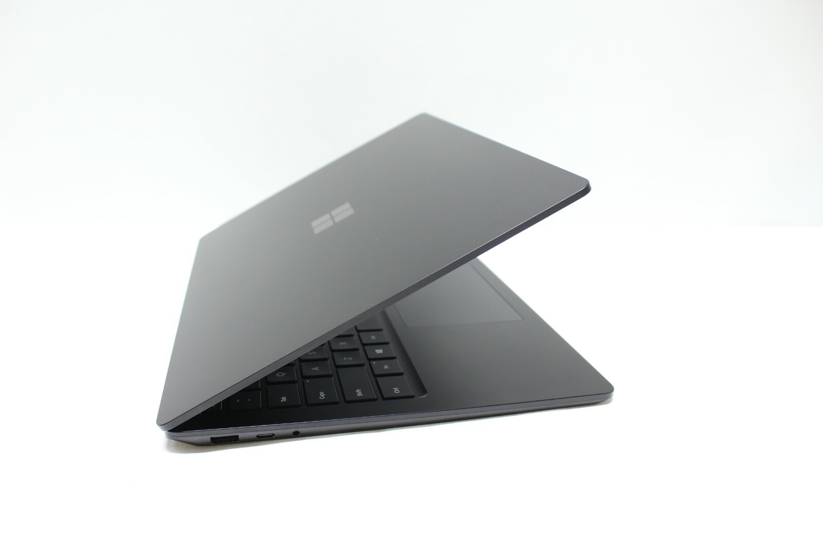 Microsoft Surface Laptop 3 13.5″ I5-1035G7 1.2GHz RAM 16GB NVMe 256GB – READ