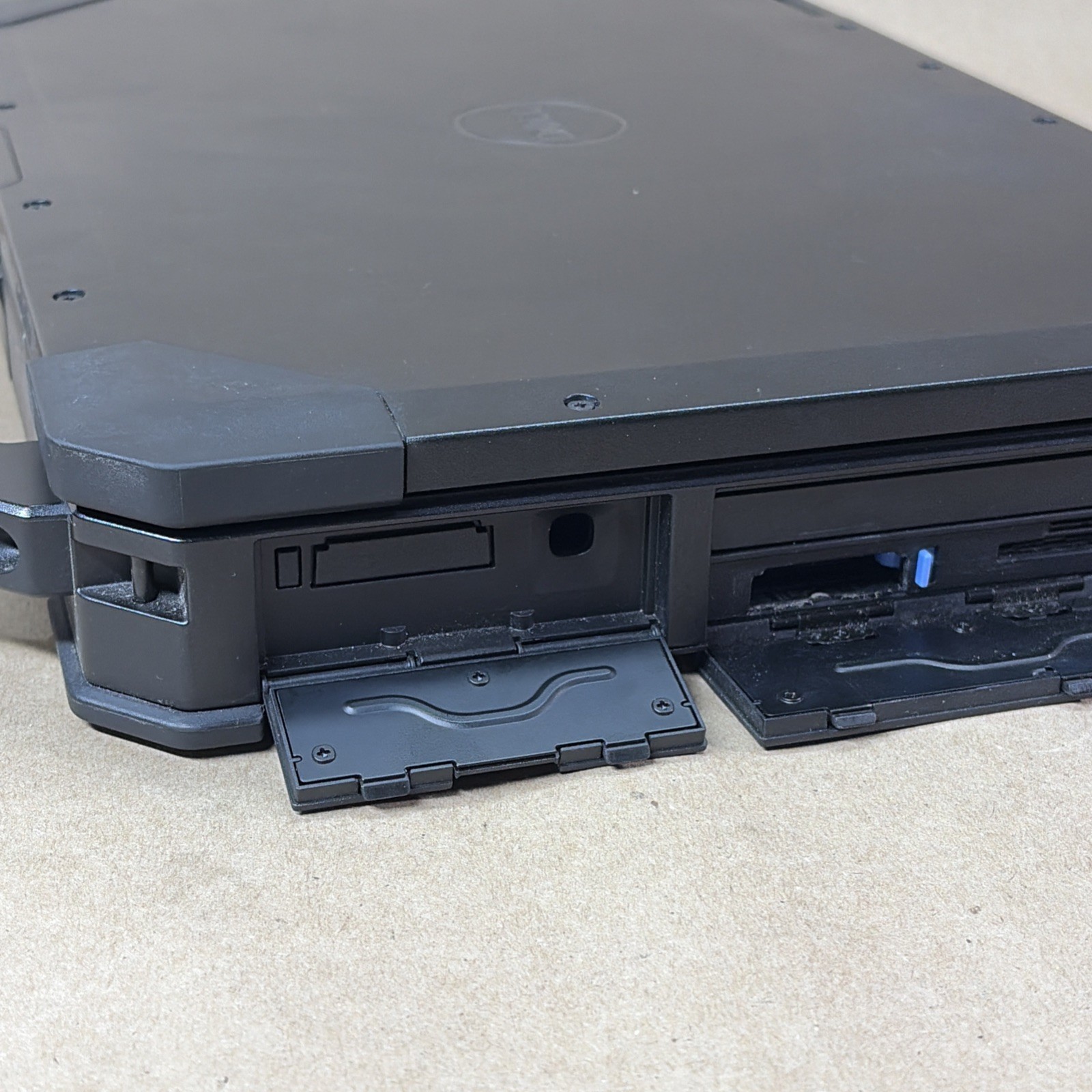 BROKEN KEY Dell Latitude 5424 Rugged 14″ i5-8350U 16GB RAM Touch NO SSD NO OS