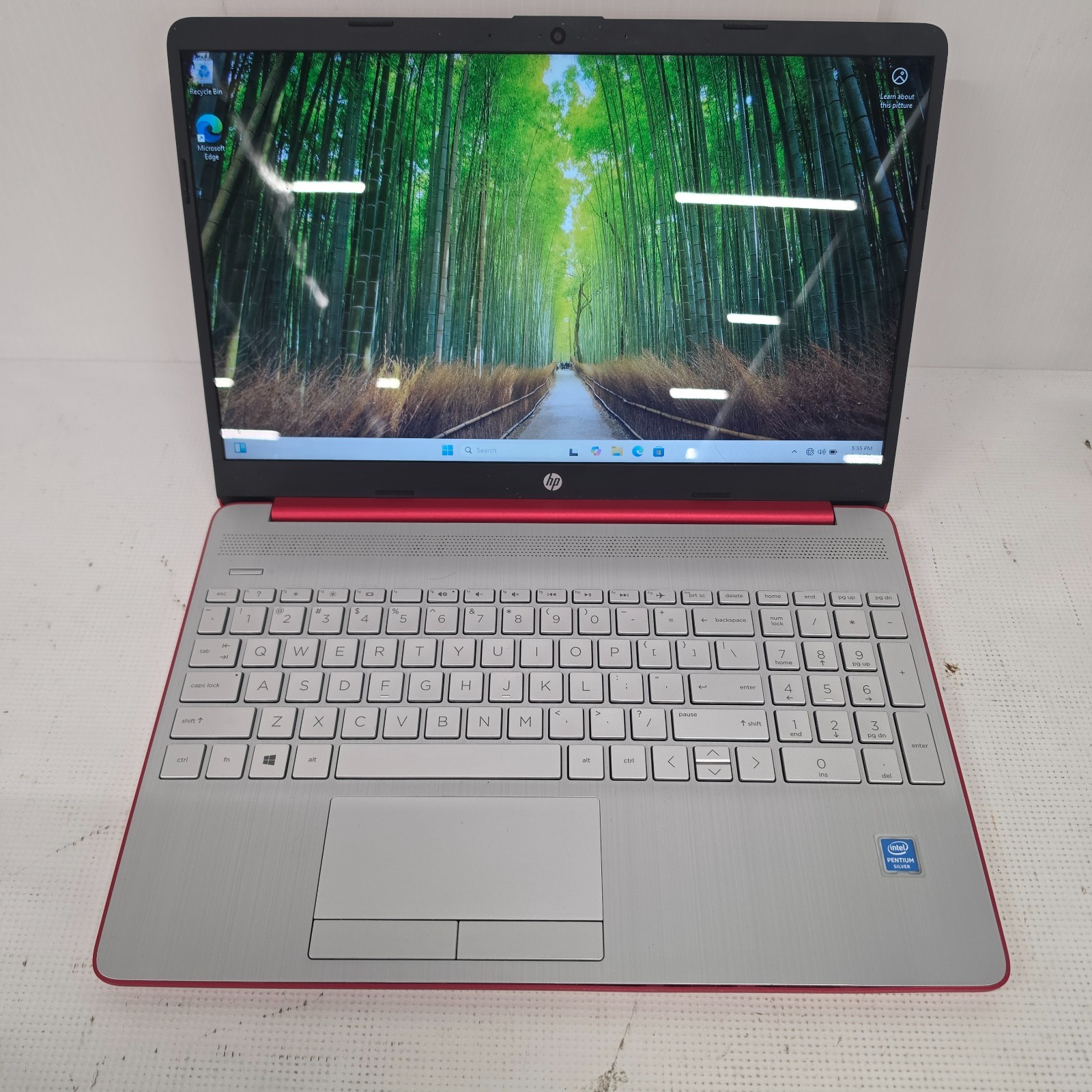 HP Laptop 15.6″ 15-DW0081WN Pentium Silver UHD 605 W11H 4GB 1.1GHz Red
