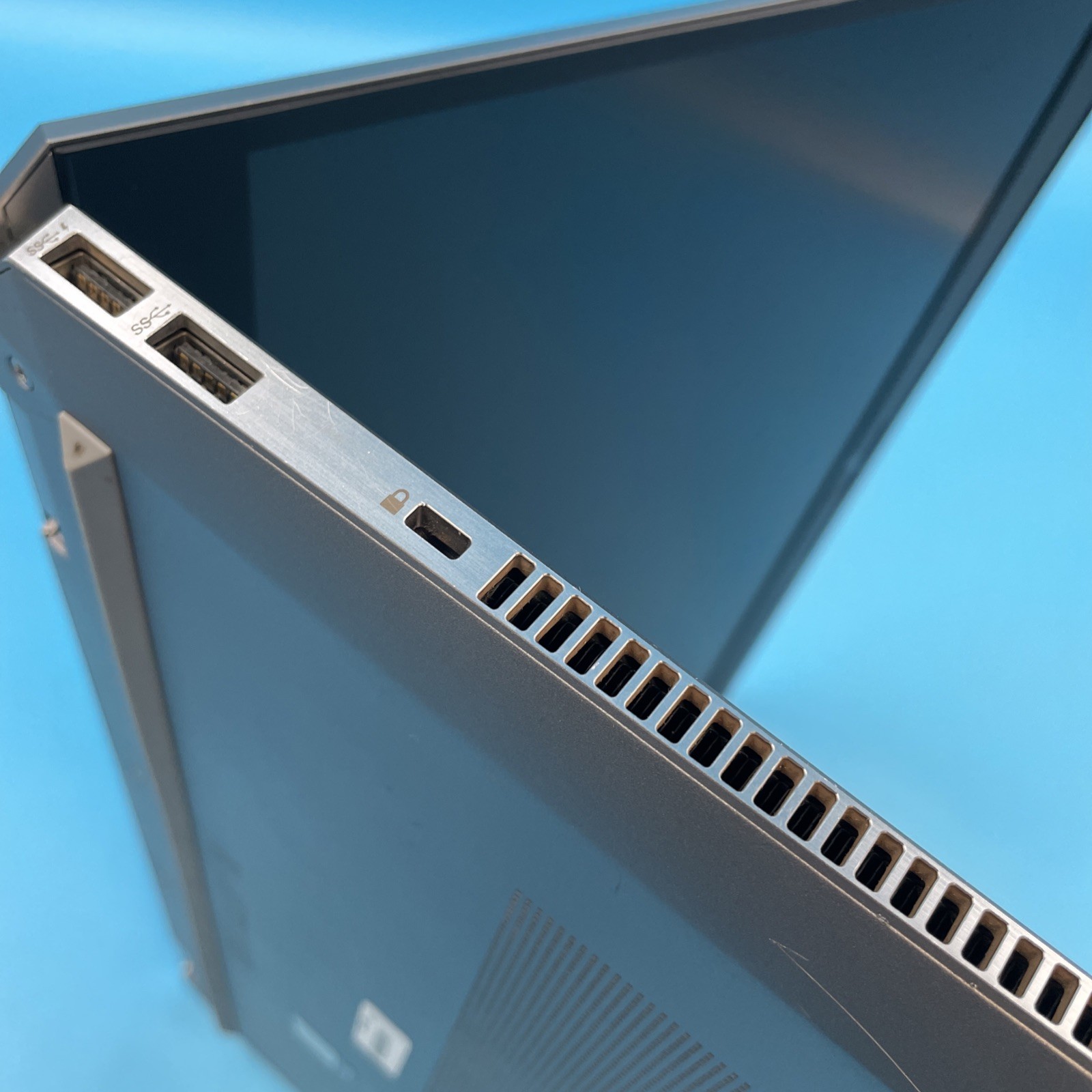 HP ZBook Studio G5 | i7-8850H | 8GB RAM | NO SSD | P1000 | NO OS | 69% BATT