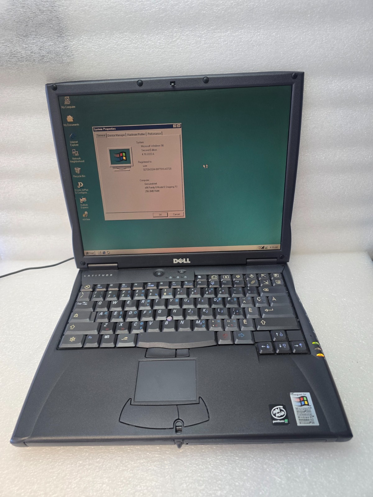 Dell Latitude C600 Laptop Windows 2000 Powers On PIII w/ Charger Parallel/S Port