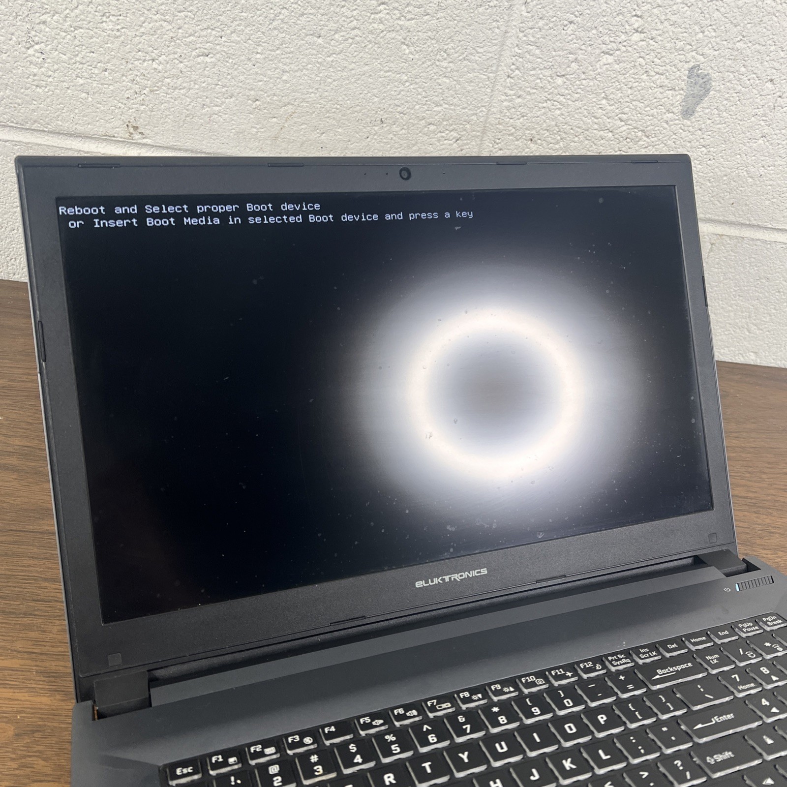 Eluktronics Eluktro Pro N870HP 17.3″ Core i7-7700HQ 2.8GHz Laptop – Barebones
