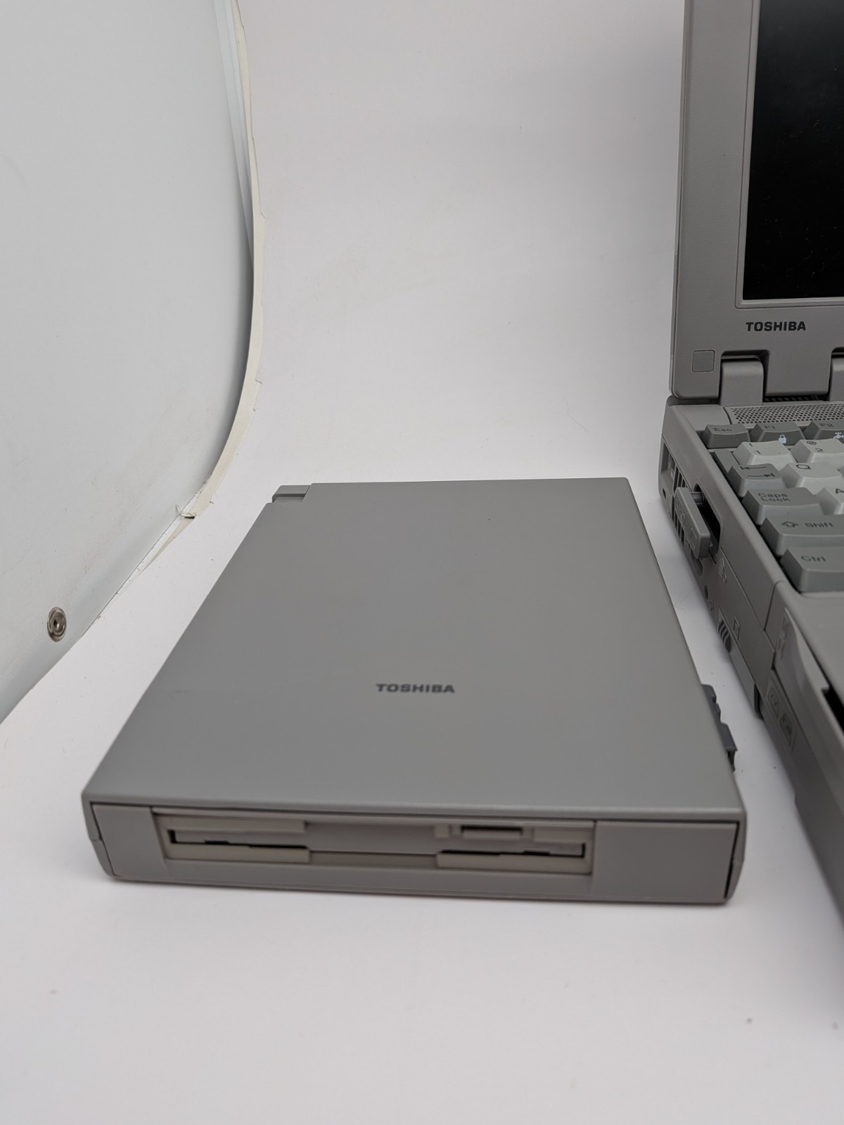 Vintage Toshiba Tecra 500CDT Notebook Computer w/HDD RAM WIN 95 *WORKS*
