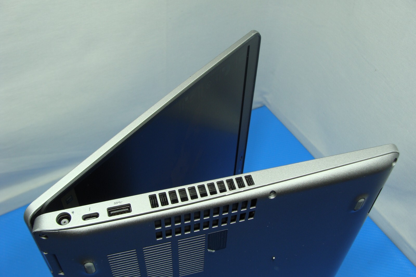 Dell Precision 3551 15.6″FHD i7-10850H NVIDIA P620 2.7GHz 32GB 512GB +Charger