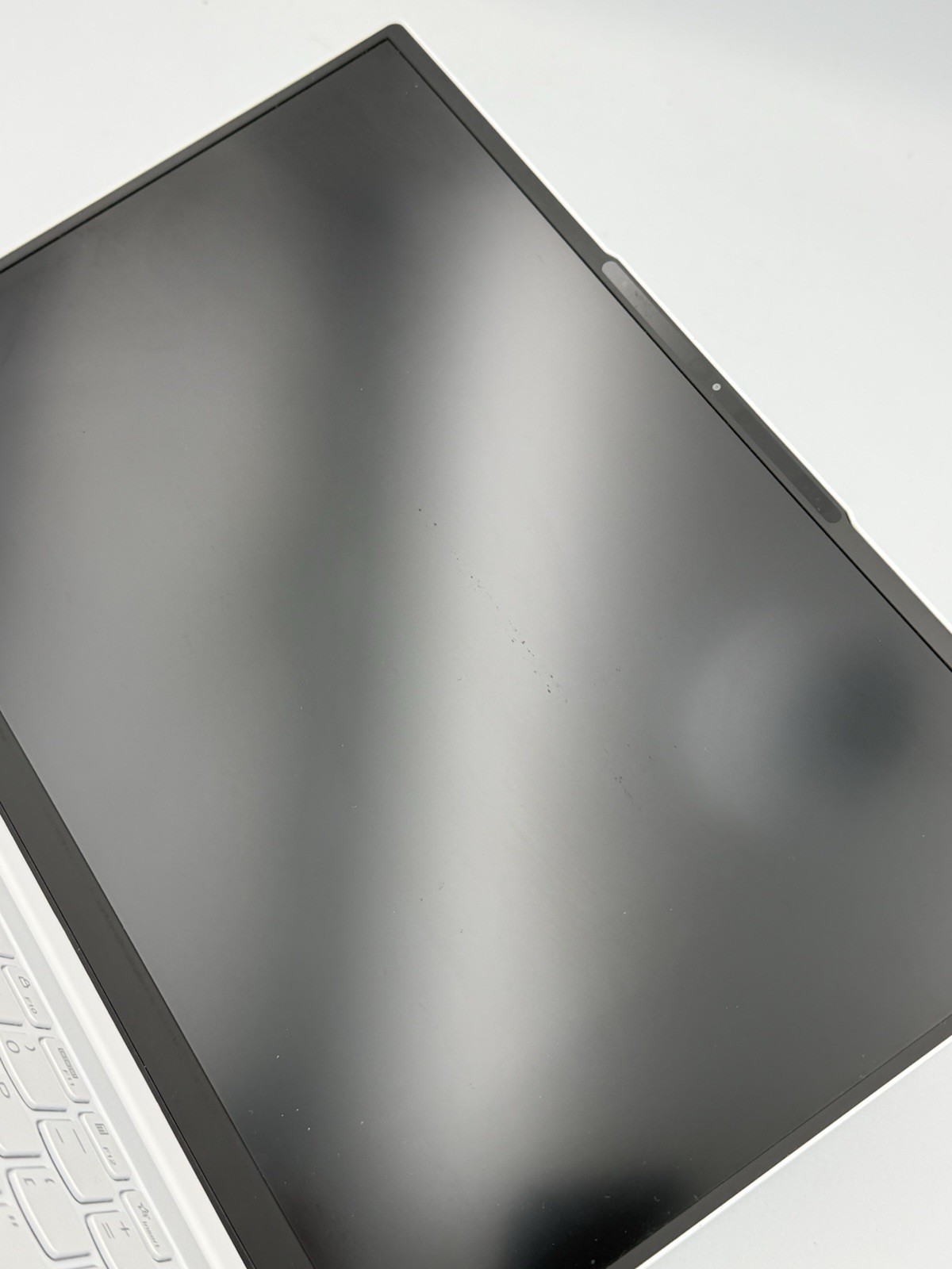 Lenovo Yoga Slim 7i Carbon 13.3” – i5 11th/16GB RAM/512GB (Keyboard Issue) 24C