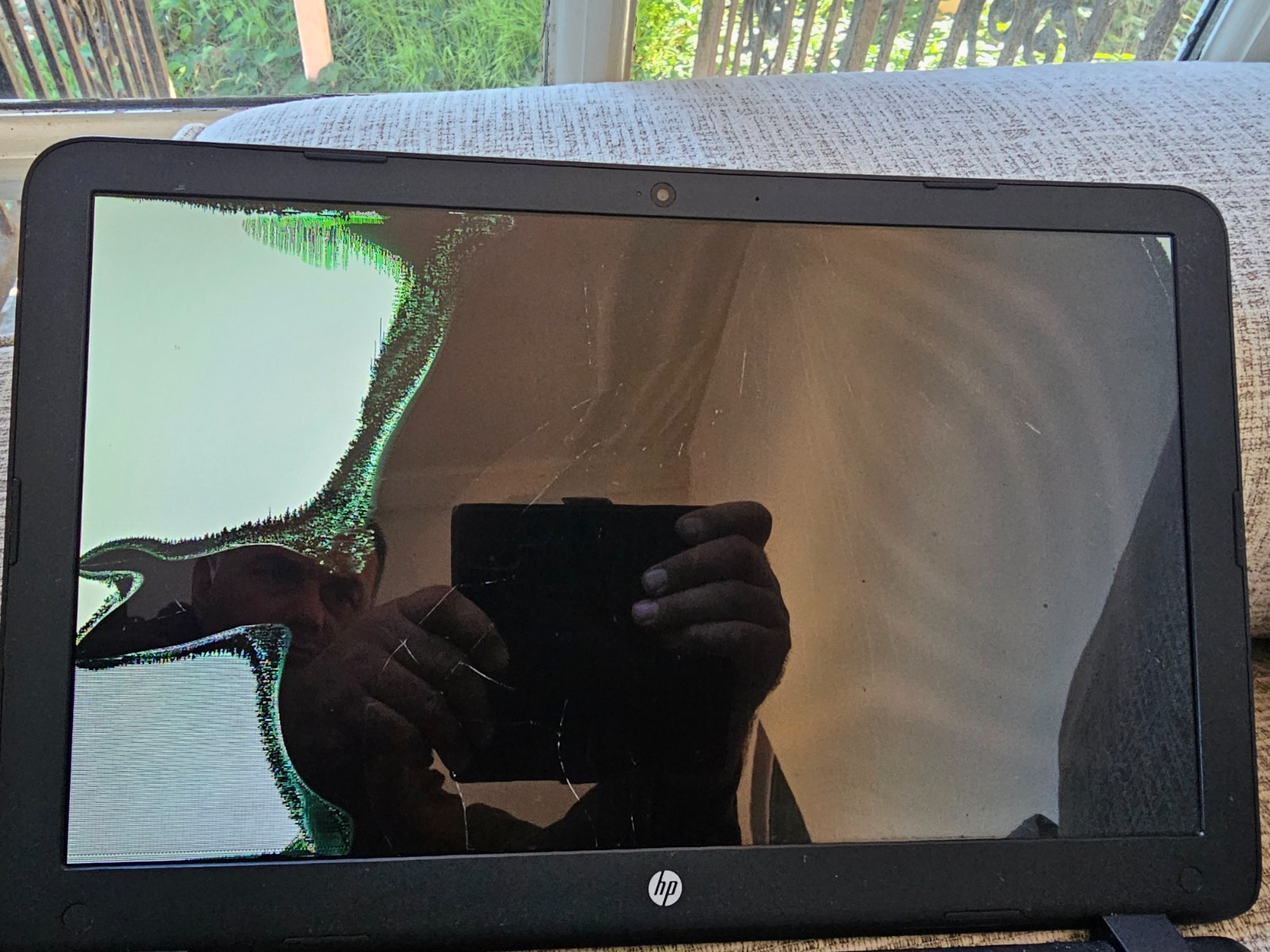 HP 15-f018dx 15.6″ Notebook W/ Charger Powers On, Broken Screen FOR PARTS/REPAIR