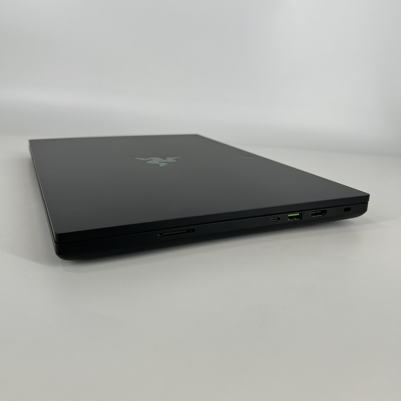 Razer Blade 16 240Hz QHD+ 2024 2.2 GHz i9-14900HX 32GB 2TB SSD RTX 4090 Good