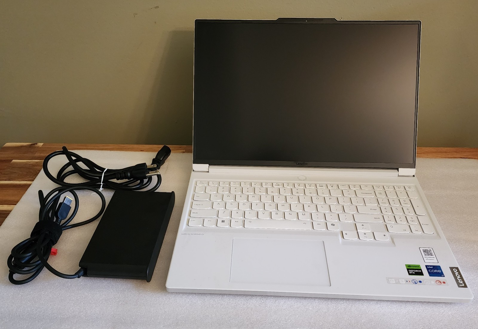 *MINT* Lenovo Legion 7 16IRX9 16″ i7-14700HX 16GB 1TB SSD RTX 4060 Laptop
